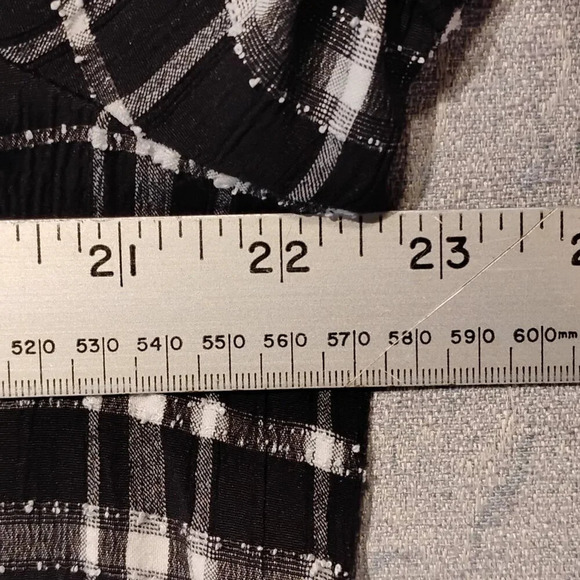 Christopher & Banks Black & White Short Sleeve Buttoned Shirt in Size XL. - Picture 8 of 10